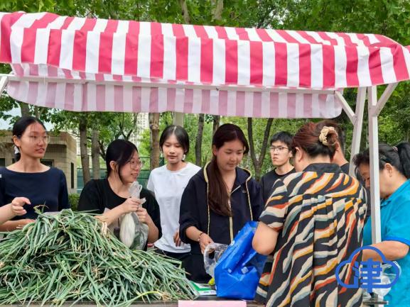 津云客户端报道PP电子“天商农场”集体劳动暨“蔬菜集市”系列活动