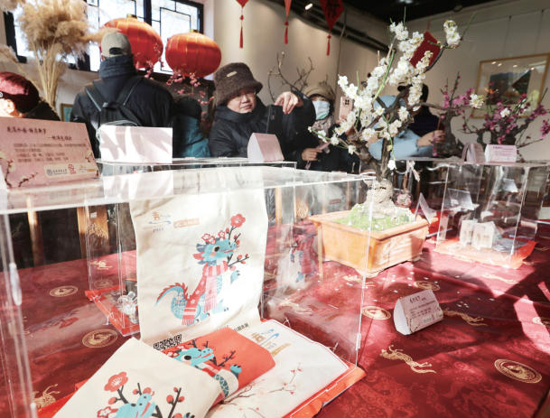 《天津教育报》报道PP电子艺术学院与水上公园联合主办的“津上添花——2026 年津门梅香 骏业迎春梅花精品展”